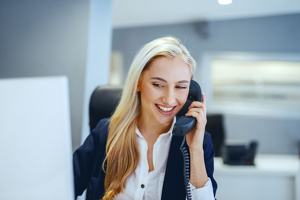 Geschäftsfrau beim Telefonieren - Dem Modell Mitel 6920